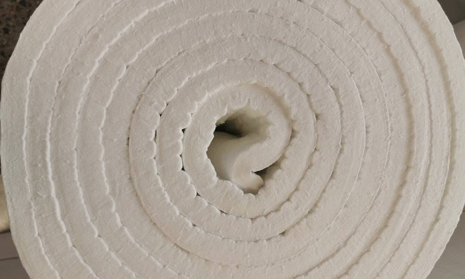 Detail svinuté keramické vláknité rohože SOLUT
