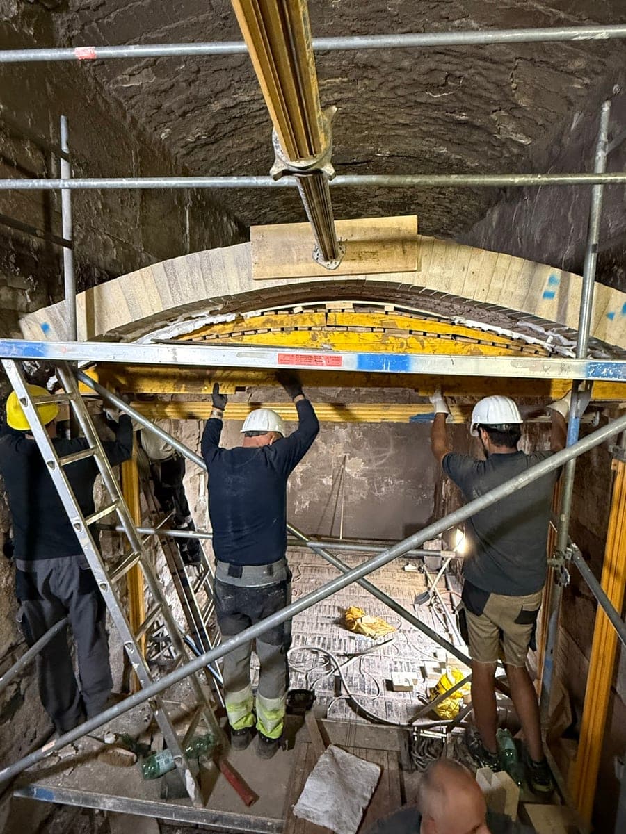 Bogenschalung mit Steinreihe und noch offenem Scheitel