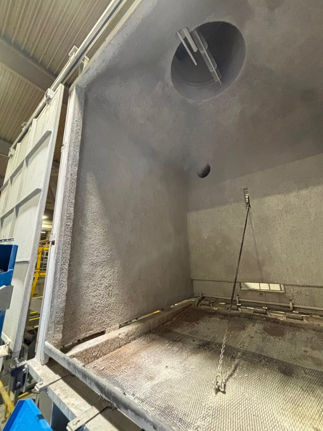 Hood lining on an aluminium melting furnace