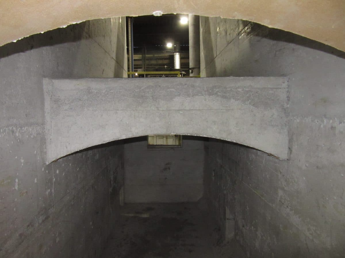 Arc coulé au-dessus du passage entre deux chambres de four, avec le coffrage bois au-dessus