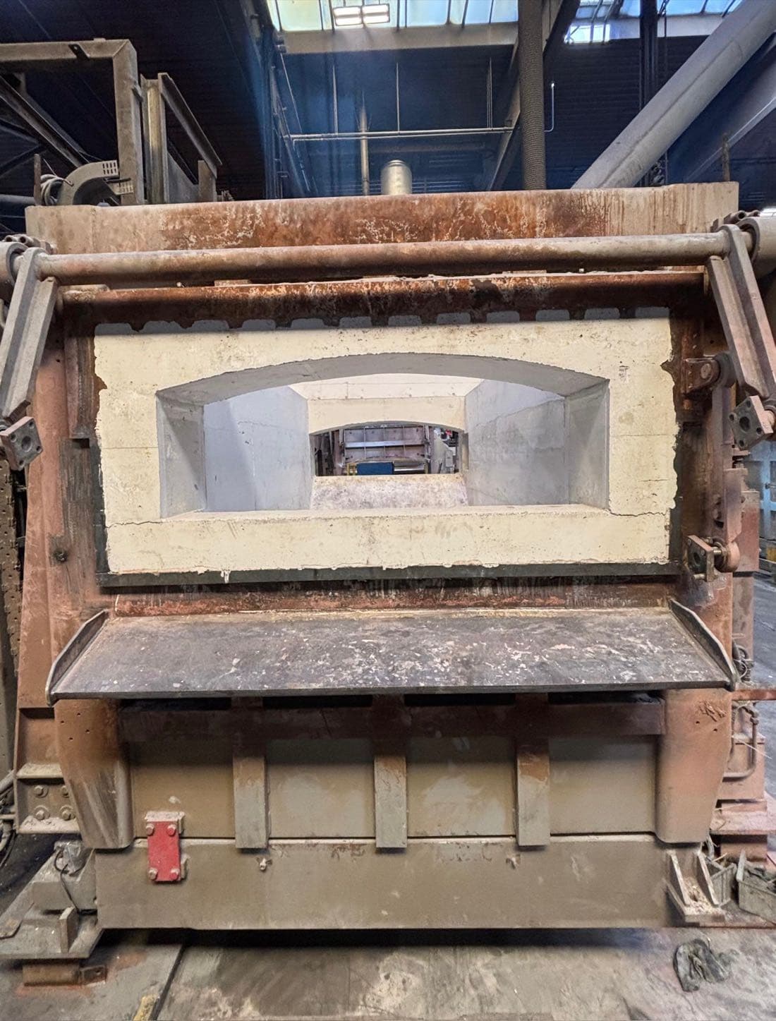 Complete relining of an aluminium melting furnace