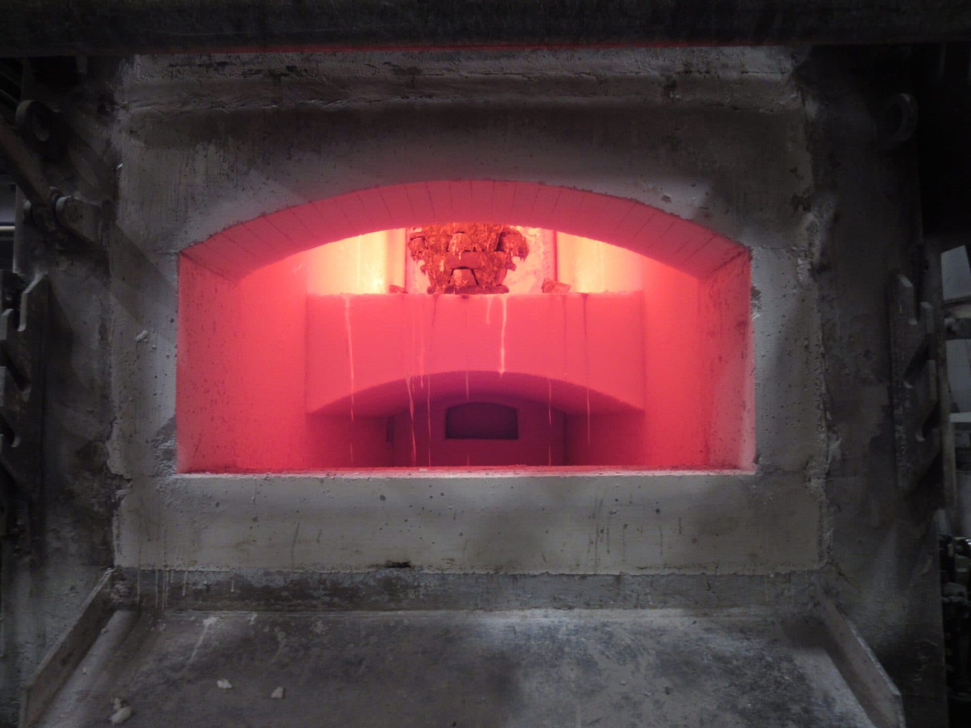 Complete relining of an aluminium melting furnace