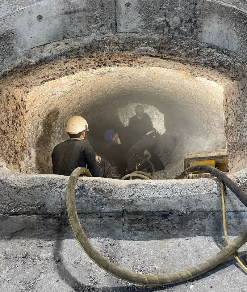 Maintenance gunning and shotcrete on a melting furnace