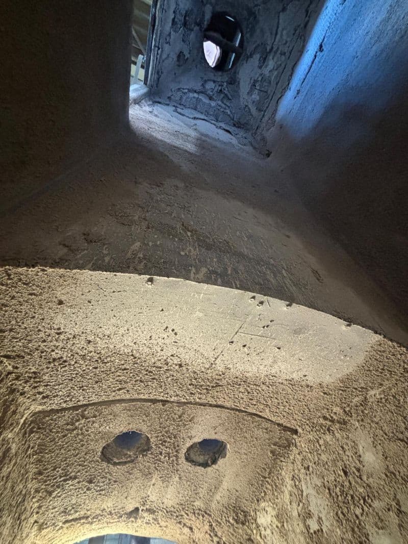 Detailní pohled na nově vyzděnou stěnu šachty