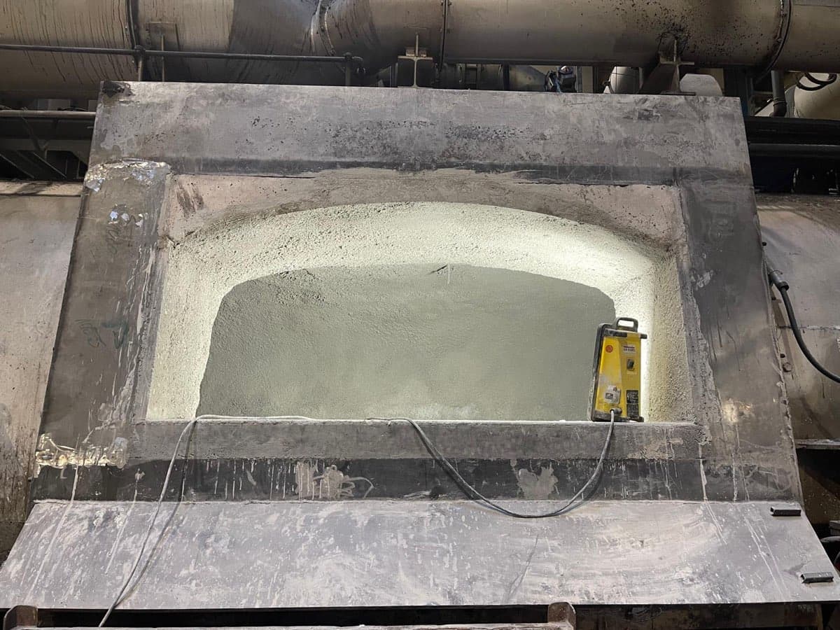 Complete relining of an aluminium melting furnace with a monolithic door frame