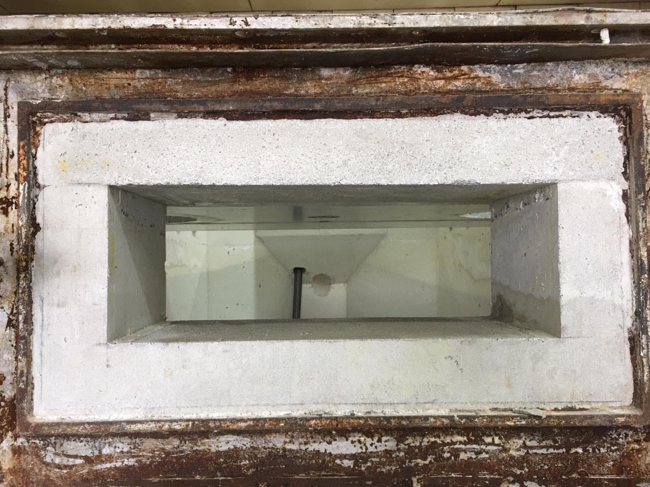 Dosing furnace opening with renewed refractory lining