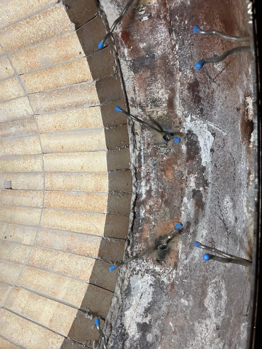 Aufgeschweißte Anker mit Dehnungskappen am Stahlmantel neben dem Ringmauerwerk