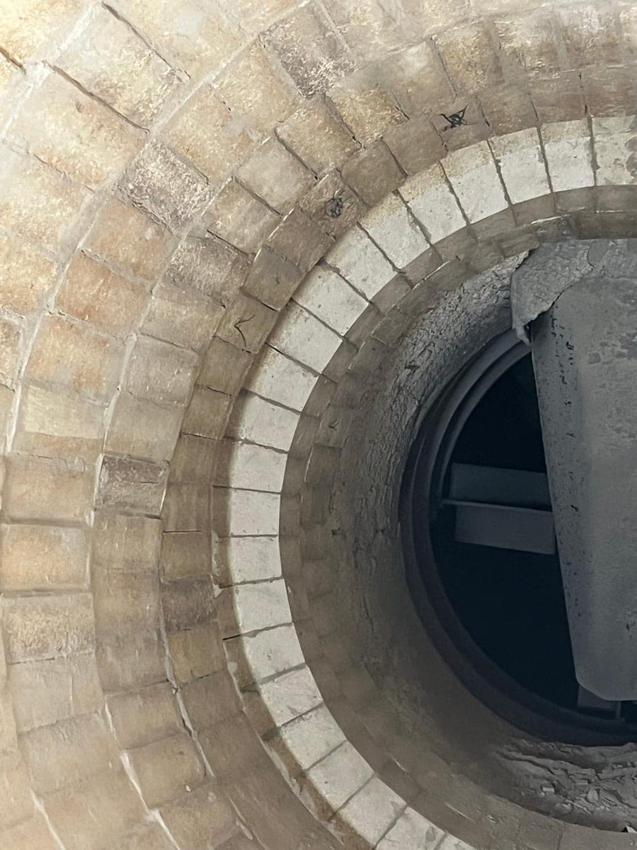 Gemauerter Ring um eine Öffnung mit Einbauten im Schacht