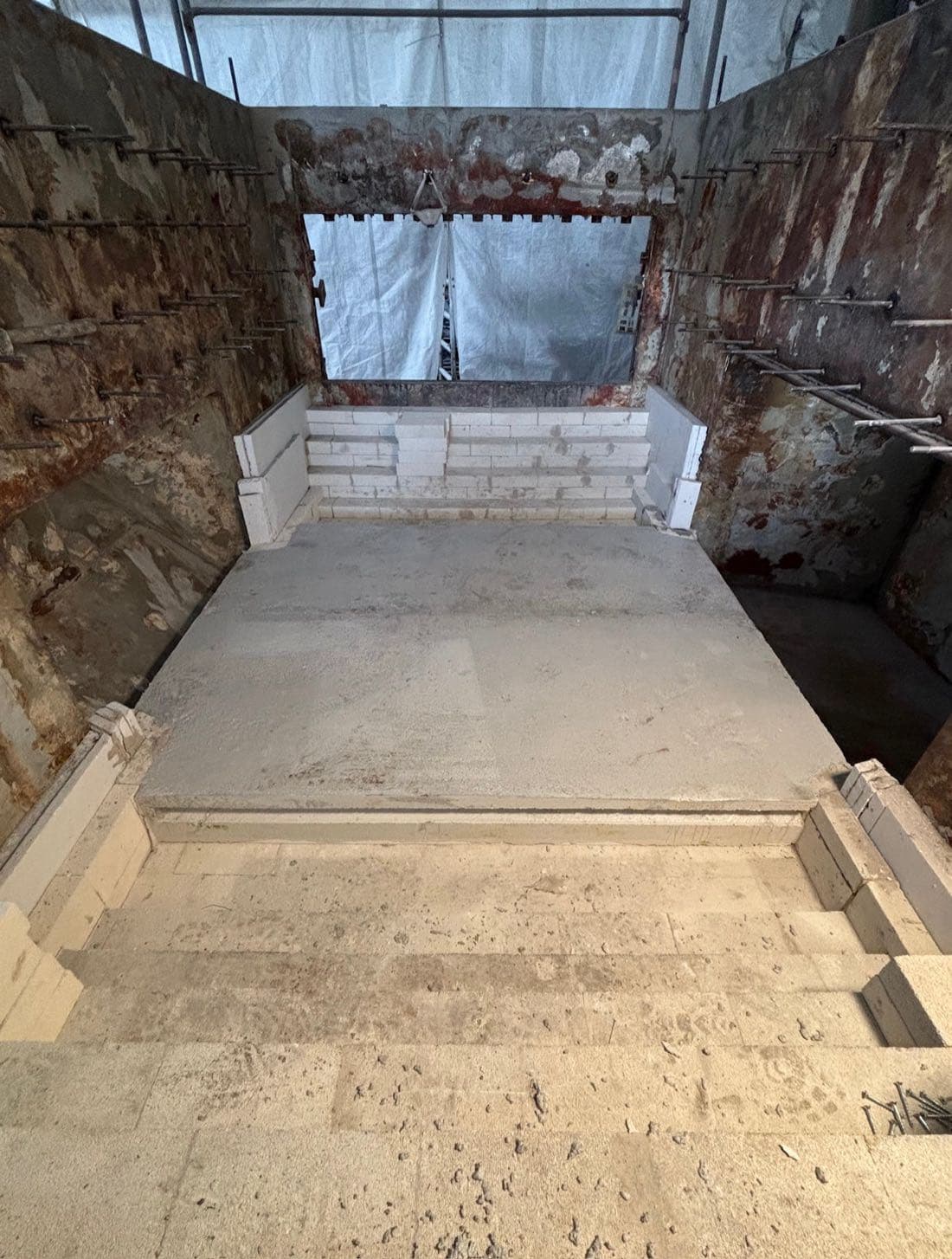 Newly built furnace floor with insulating layer and brick-laid wear lining