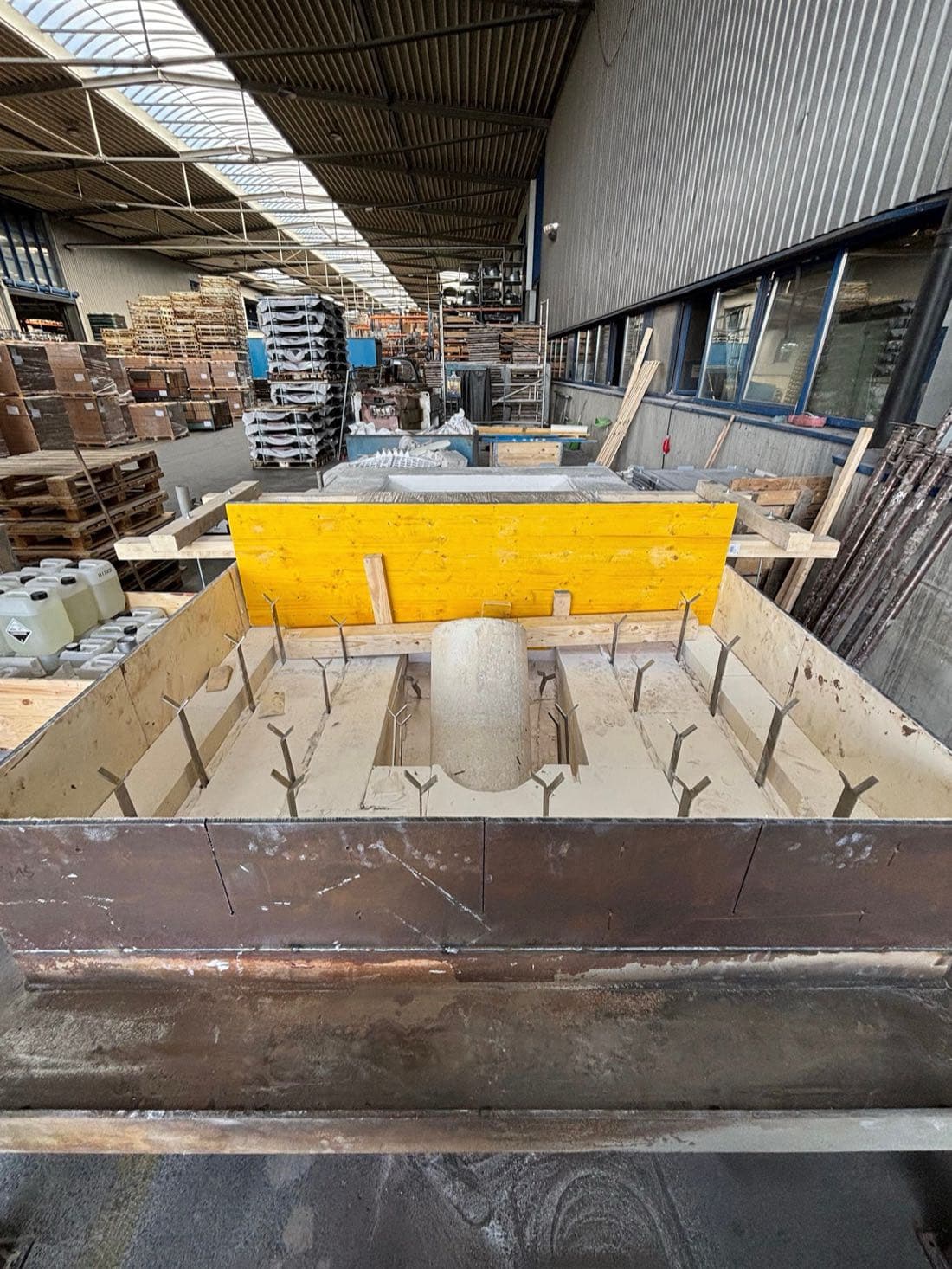 Prefabricated arch element with formwork and anchors in the workshop