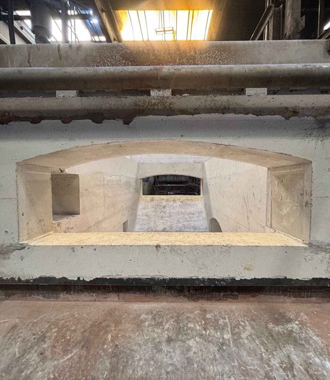 Completed melting chamber with monolithic arch and ramp after the lining work