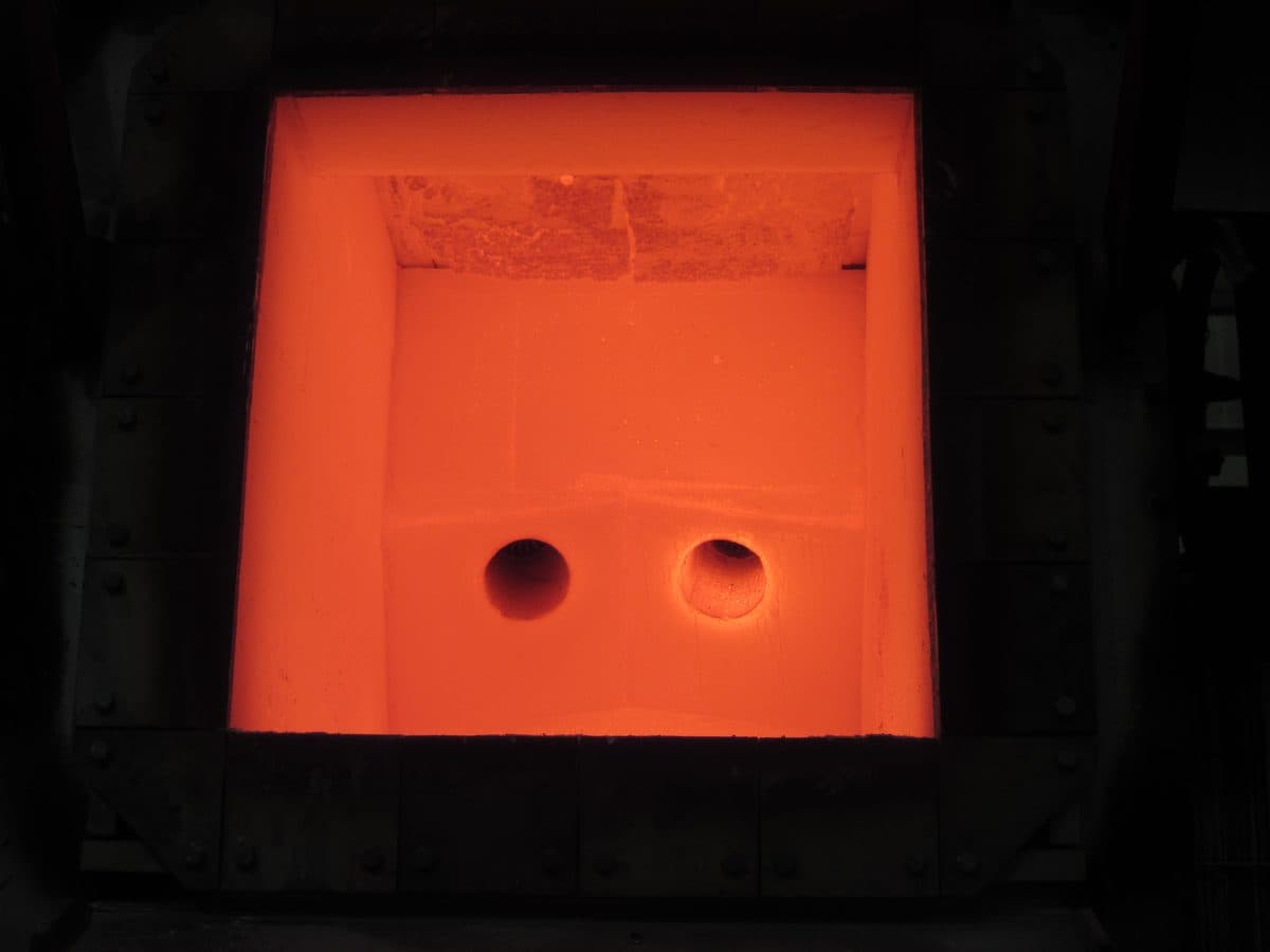 Camera dei bruciatori con due aperture per bruciatori alla temperatura di esercizio