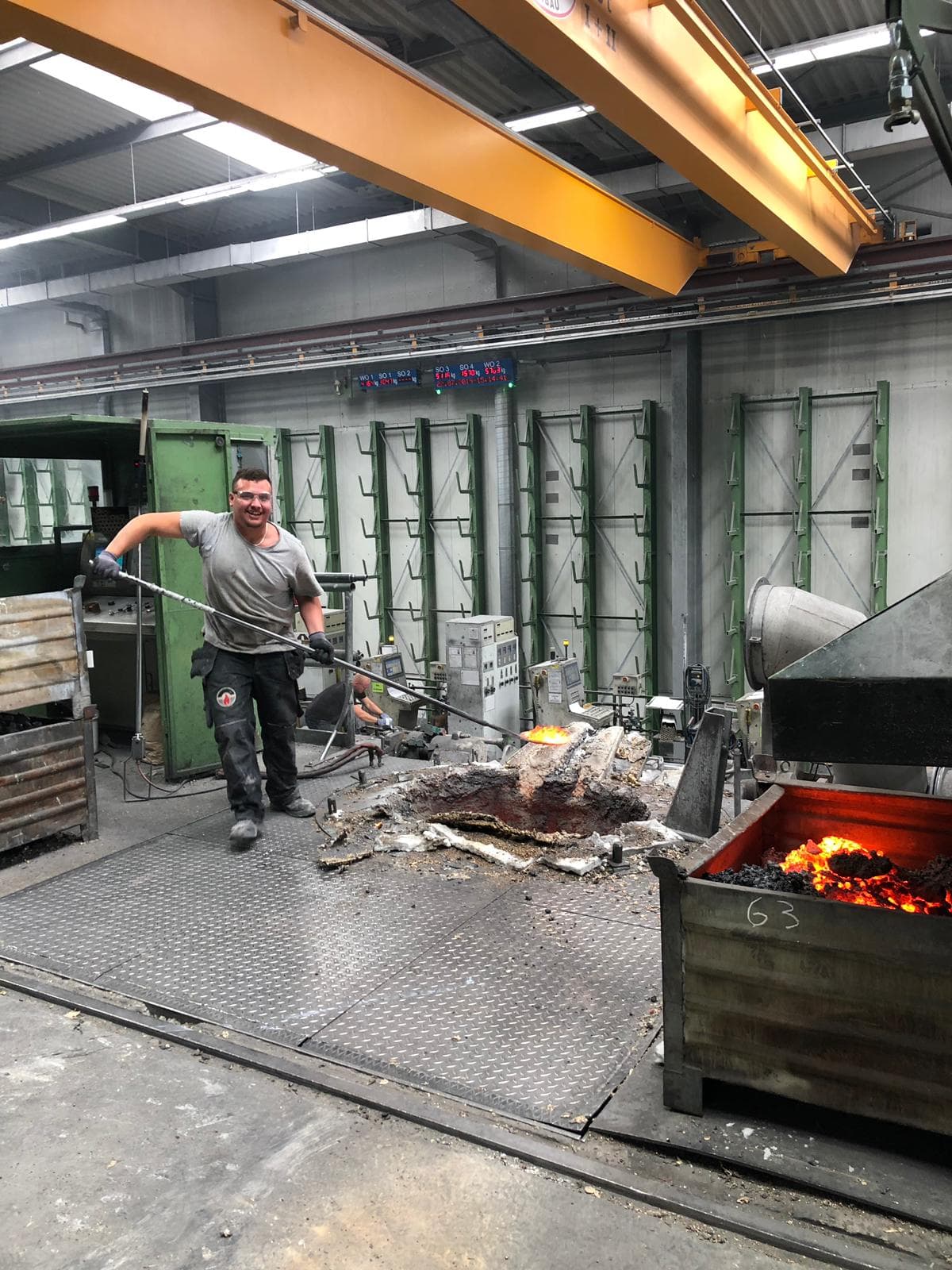 Pracovník při čištění pece s odstraňováním strusky