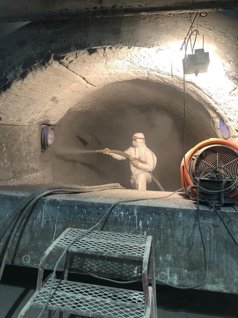 Detailní pohled na nanesenou ochrannou vrstvu shotcrete