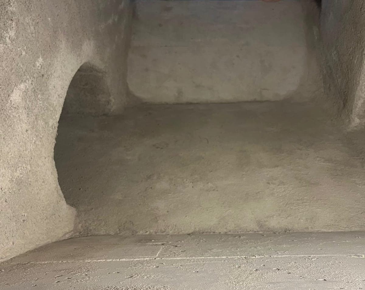 Blick in die Kammer mit gerundeten Übergängen an Wand und Sohle