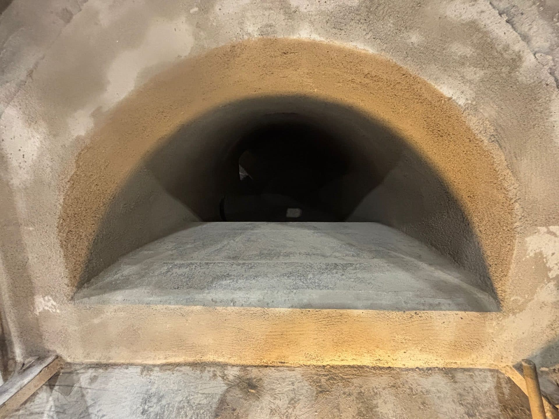 Maçonnage réfractaire dans les règles de l'art d'un four de fusion